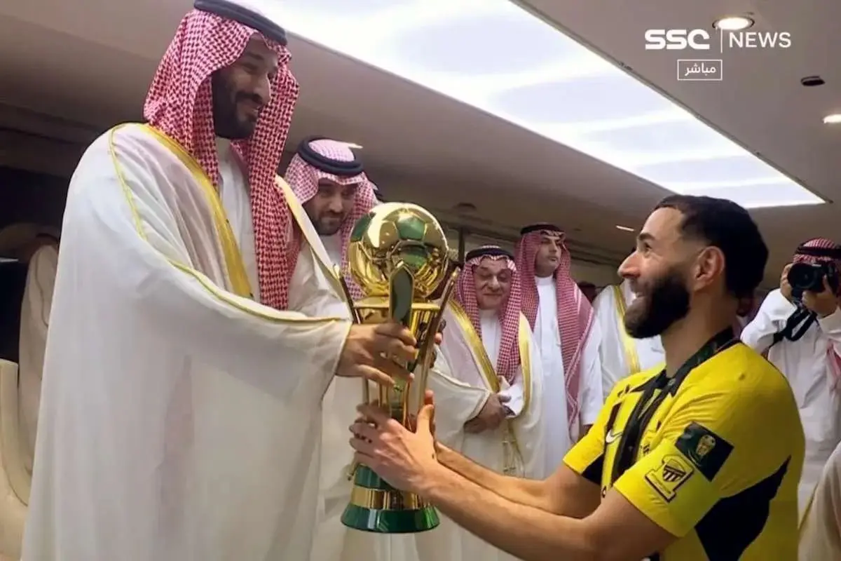 محمد بن سلمان جام خادم الحرمین را به بنزما تقدیم کرد ؟ + ویدئو