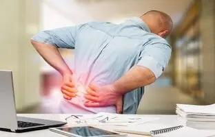 اشتباهات رایج در نشستن که دیسک کمر شما را نابود می‌کند + ویدئو