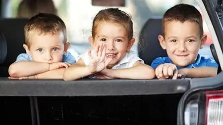 با این چند روش ساده در سفرهای طولانی کودک خود را سرگرم کنید