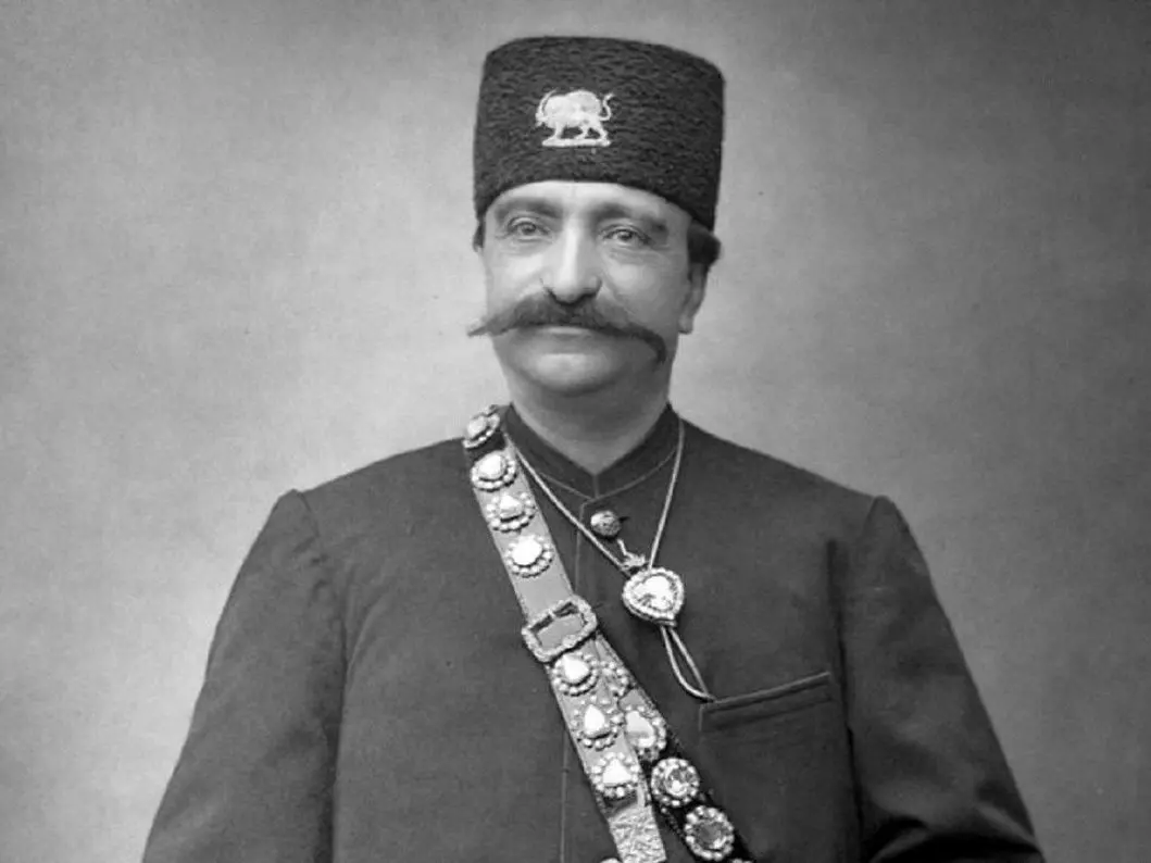 نقاشی ناصرالدین شاه قاجار از زن زیبای حرمسرایش با حال ناخوش در حوضخانه + تصویر