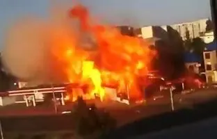  تصاویری وحشتناک از آتش گرفتن یک جیپ در پمپ بنزین! + ویدئو