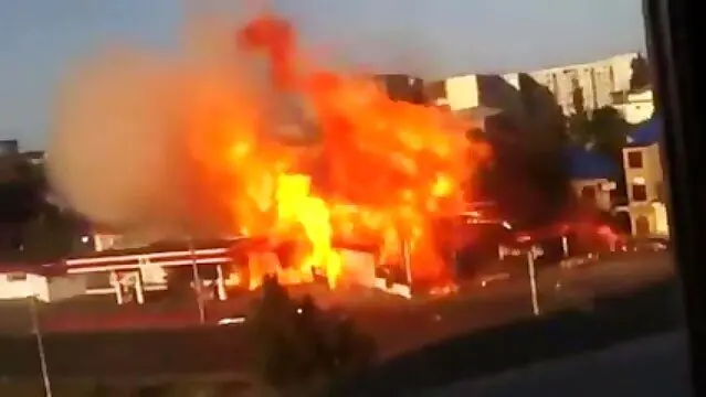  تصاویری وحشتناک از آتش گرفتن یک جیپ در پمپ بنزین! + ویدئو