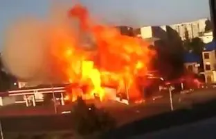  تصاویری وحشتناک از آتش گرفتن یک جیپ در پمپ بنزین! + ویدئو