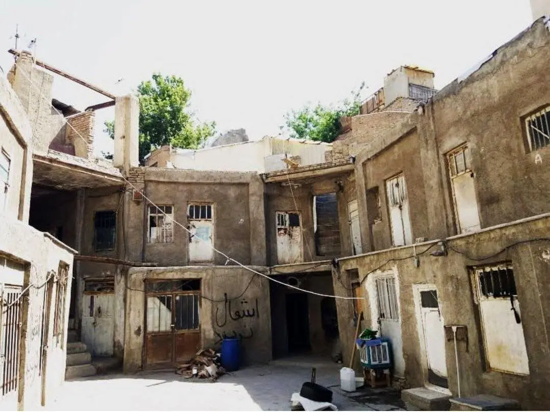 (تصویر) چگونه کاروانسرای تاریخی به خانه مهاجران و اتباع مبدل شد؟