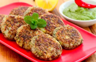 خوشمزه بپزید؛ طرز تهیه کوکو سوسیس برای شام