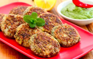 خوشمزه بپزید؛ طرز تهیه کوکو سوسیس برای شام