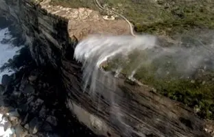 آب این آبشار سربالا می رود!+ ویدئو