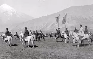 ایران قدیم؛ مسئول اصطبل سلطنتی در کنار اسب ناصرالدین شاه + تصویر