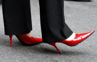  پوشیدن کفش پاشنه بلند در این شهر نیاز به مجوز دارد 