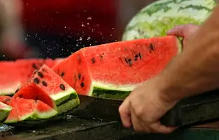 این میوه تابستانی به بهبود نعوظ و باروری مردان کمک می‌کند