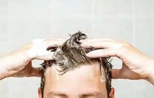 
آیا ما واقعا به شامپو نیاز نداریم و مو‌ها خودشان را تمیز می‌کنند؟
