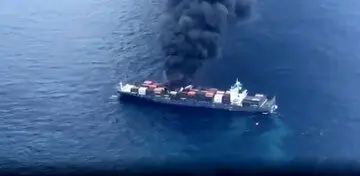 تصاویر هوایی از سوختن کشتی حامل مواد خطرناک/ ۴ نفر مفقود شدند | ۲۰ کانتینر به دریا افتاد + ویدئو 
