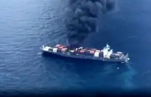 تصاویر هوایی از سوختن کشتی حامل مواد خطرناک/ ۴ نفر مفقود شدند | ۲۰ کانتینر به دریا افتاد + ویدئو 