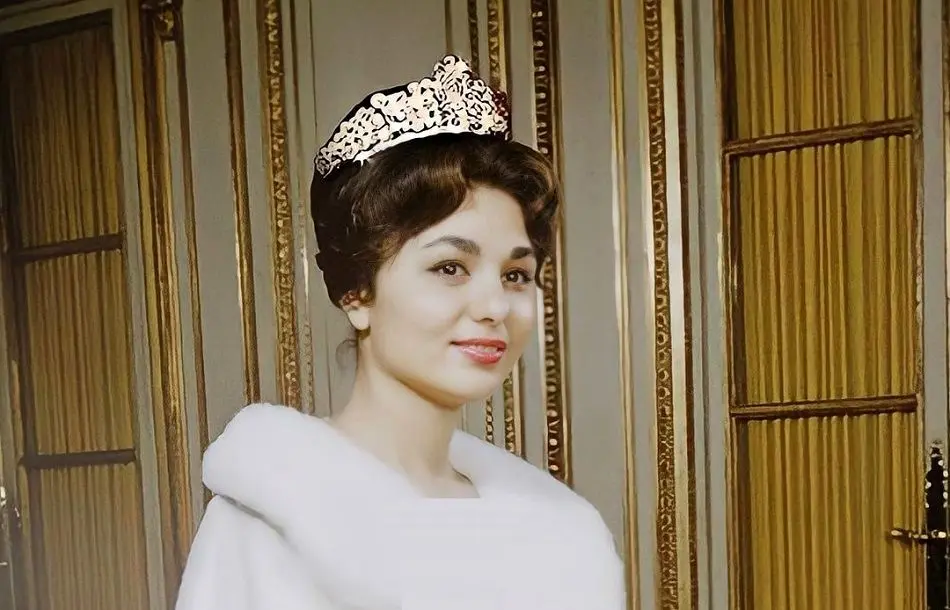 عکس قدیمی: ملکه الیزابت و فرح در کاخ باکینگهام در سال 54 