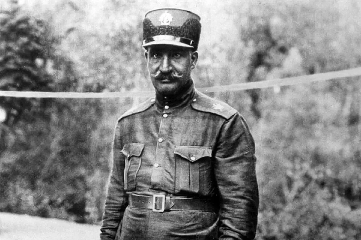 عکس قدیمی: ظاهر رضاخان بعد تاج گذاری در سال 1305 