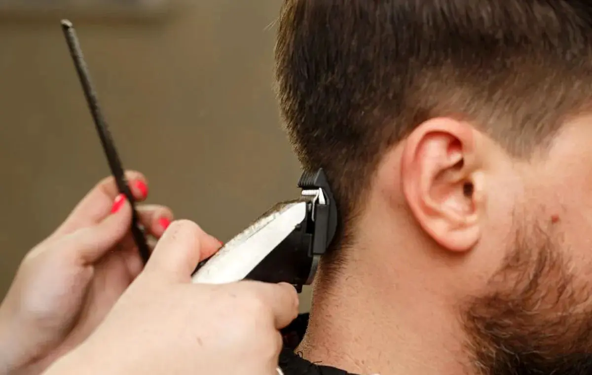 آموزش کوتاهی موی مردانه با موزر در خانه