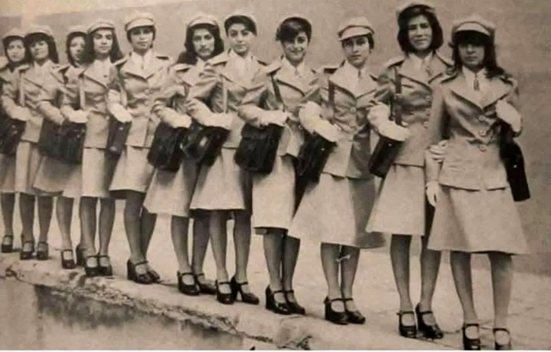 دختران مهماندار قطار مدرن تهران مشهد در سال ۱۳۵۵ (عکس)