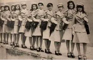 دختران مهماندار قطار مدرن تهران مشهد در سال ۱۳۵۵ (عکس)