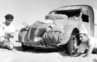 برادران امیدوار و اتومبیلی که با آن در سال ۱۳۳۳ دور دنیا را گشتند