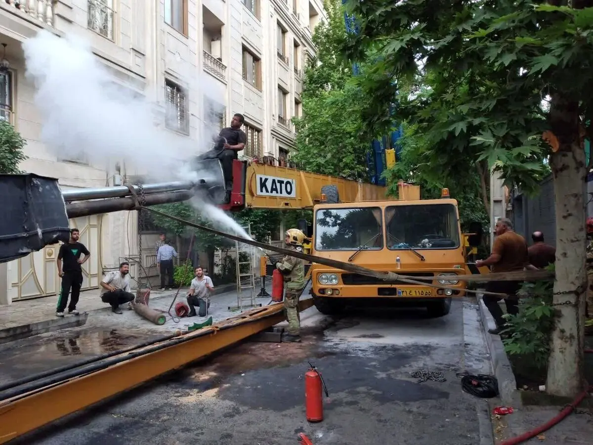  واژگونی جرثقیل ۶۰ تنُی بر پشت‌بام ساختمانی در تهران + ویدئو