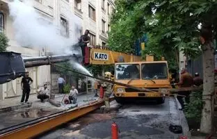  واژگونی جرثقیل ۶۰ تنُی بر پشت‌بام ساختمانی در تهران + ویدئو