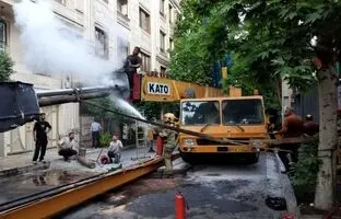  واژگونی جرثقیل ۶۰ تنُی بر پشت‌بام ساختمانی در تهران + ویدئو