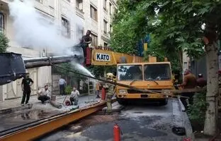  واژگونی جرثقیل ۶۰ تنُی بر پشت‌بام ساختمانی در تهران + ویدئو