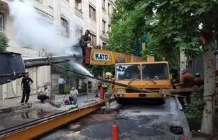  واژگونی جرثقیل ۶۰ تنُی بر پشت‌بام ساختمانی در تهران + ویدئو