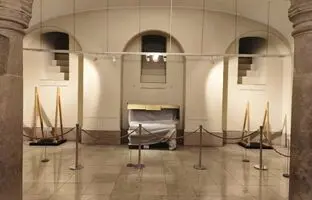 عکسی از انتقال اشیای تاریخی موزه ملی به مخازن امن در زمان جنگ عراق علیه ایران 