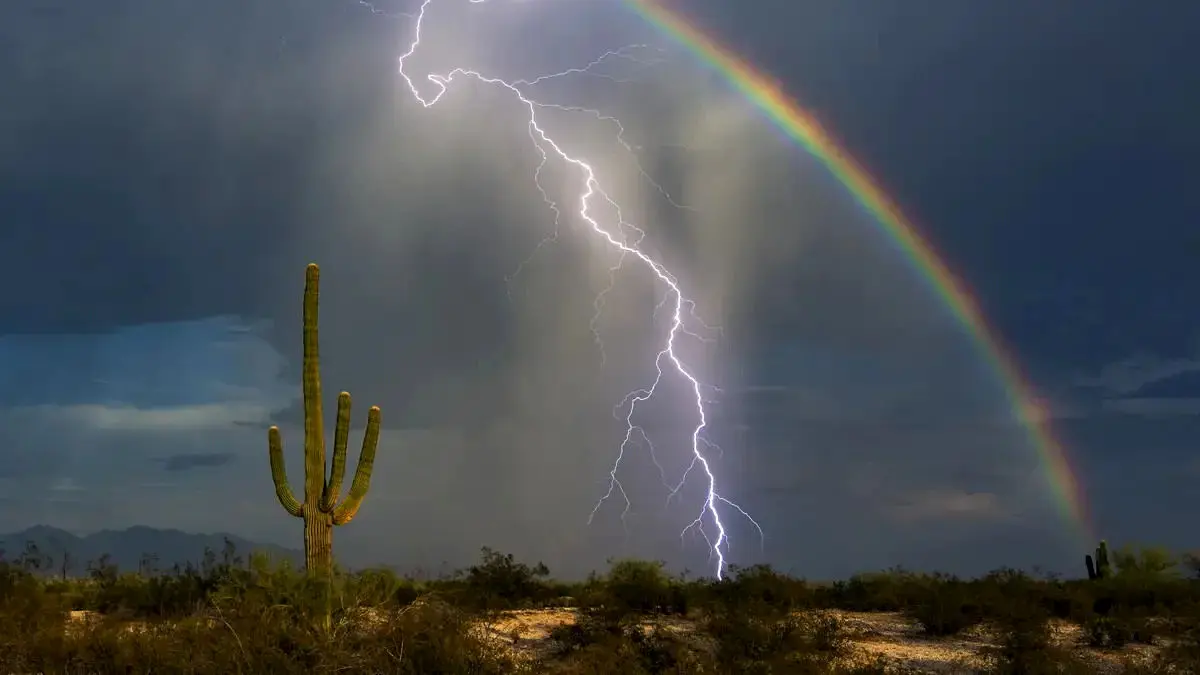  برخورد نادر رعد و برق با رنگین‌کمان در آسمان بریتانیا + ویدئو