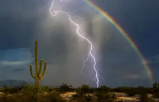 برخورد نادر رعد و برق با رنگین‌کمان در آسمان بریتانیا + ویدئو