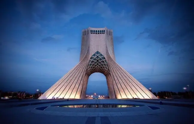 همسفر با حسین امانت به تهران قدیم؛ آنچه از برج آزادی نمی‌دانیم