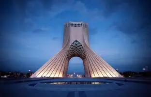 همسفر با حسین امانت به تهران قدیم؛ آنچه از برج آزادی نمی‌دانیم