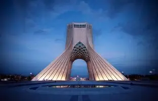 همسفر با حسین امانت به تهران قدیم؛ آنچه از برج آزادی نمی‌دانیم
