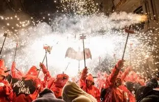 (ویدئو) نمایش نور و آتش در جشنواره «لامرس» اسپانیا