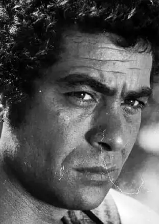  «بهروز وثوقى ۳۱ ساله» در نمایی از فیلم تنگه اژدها؛ سال ۴۷ 