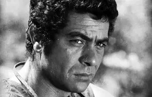  «بهروز وثوقى ۳۱ ساله» در نمایی از فیلم تنگه اژدها؛ سال ۴۷ 