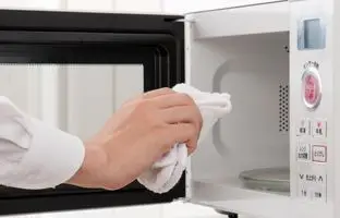 چگونه مایکروفر را به‌صورت اصولی و کامل تمیز کنیم؟