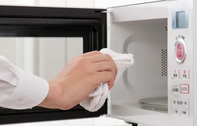 چگونه مایکروفر را به‌صورت اصولی و کامل تمیز کنیم؟