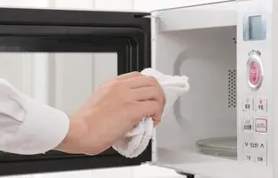 چگونه مایکروفر را به‌صورت اصولی و کامل تمیز کنیم؟