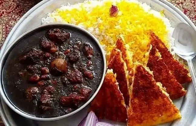 طرز تهیه قورمه سبزی؛ راز ترکیب جاویی سبزی قورمه + ارزش غذایی و میزان کالری قورمه سبزی