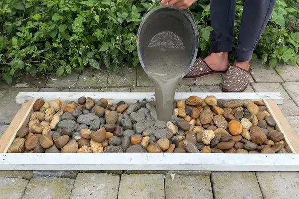 مراحل ساخت یک گلدان زیبا با سیمان و سنگ ریزه + ویدئو