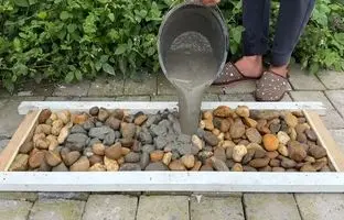 مراحل ساخت یک گلدان زیبا با سیمان و سنگ ریزه + ویدئو