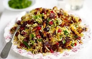 آشنایی با روش تهیه انار پلو با پرک بادام+ فوت و فن