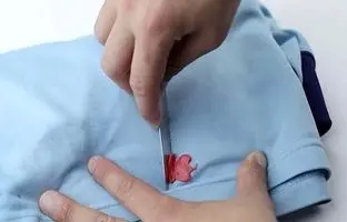 نحوه پاک کردن آدامس از روی لباس