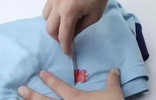 نحوه پاک کردن آدامس از روی لباس