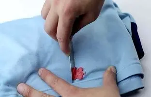 نحوه پاک کردن آدامس از روی لباس