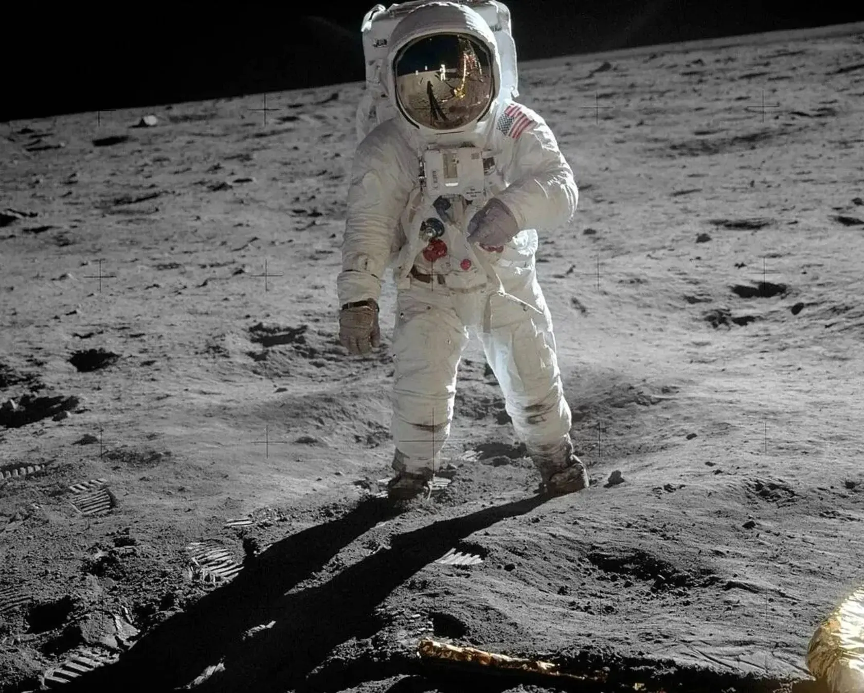 دانشمندان علت وجود دانه‌های شیشه‌ای نارنجی‌رنگ روی سطح ماه را کشف کردند
