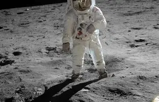 دانشمندان علت وجود دانه‌های شیشه‌ای نارنجی‌رنگ روی سطح ماه را کشف کردند
