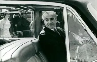 عکس قدیمی؛ «شاه در حال تست کلت کمری» در حضور هویدا، علم و دیگران؛ دهه 40 